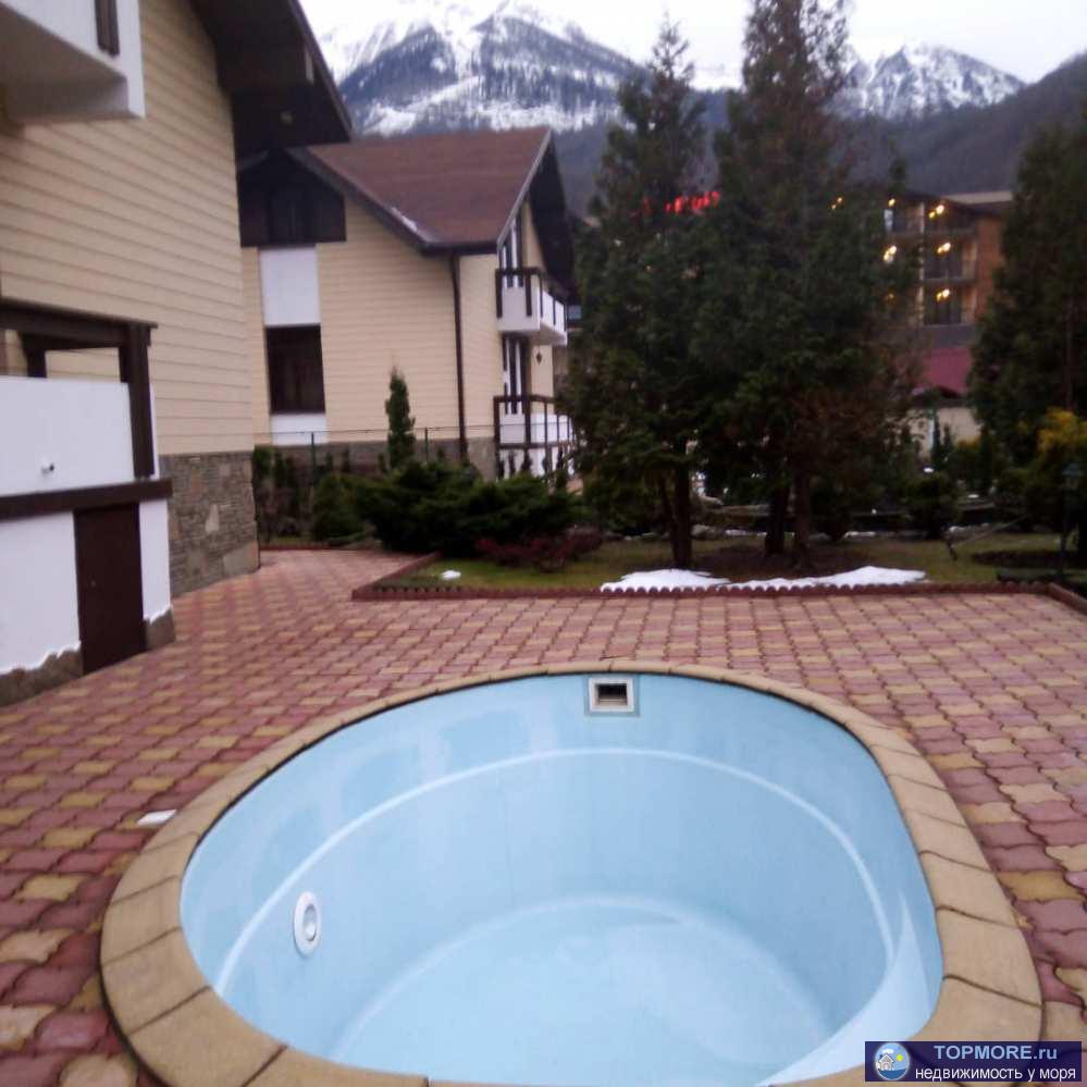  Два новых элитных коттеджа площадью 300 м2 каждый с индивидуальной отделкой.  На первом этаже расположен каминный... - 2