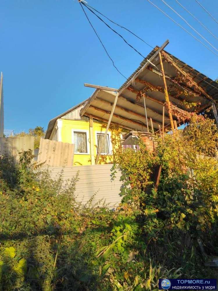 Продам дом с участком 4,2сот. . 2/3 дома, земля в собственности. Цоколь, этаж и мансарда.Две жилых комнаты, душ,...