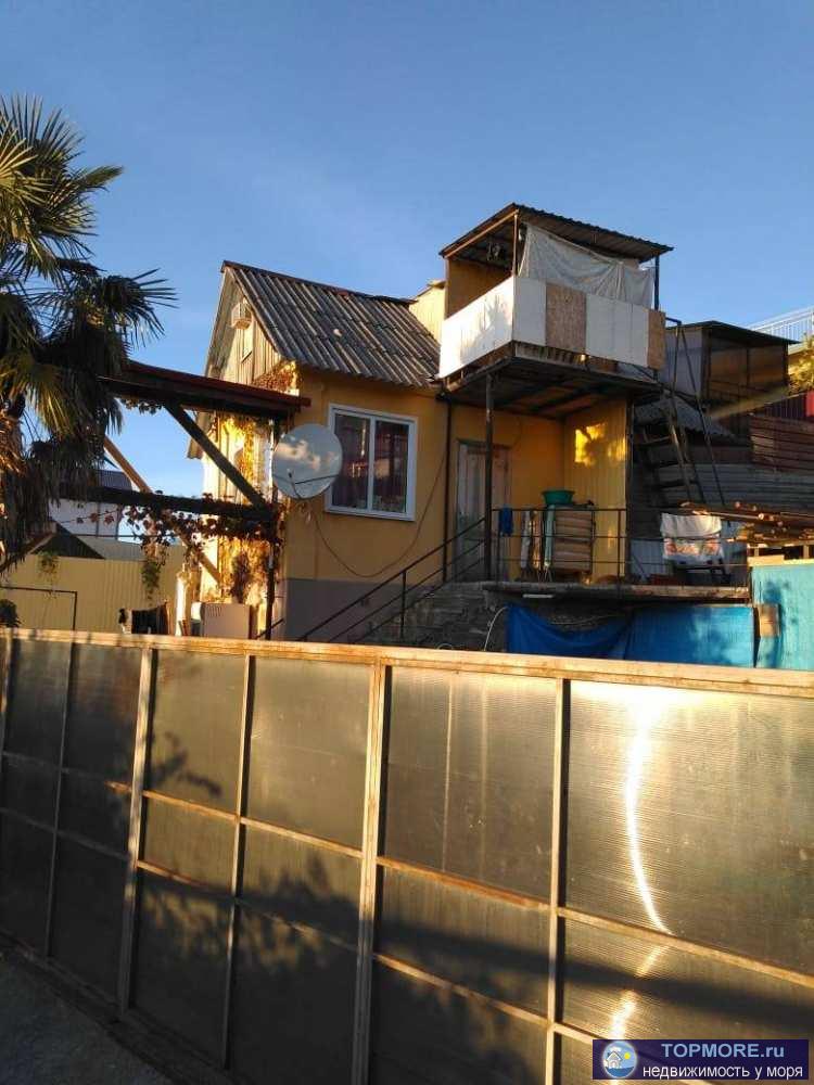 Продам дом с участком 4,2сот. . 2/3 дома, земля в собственности. Цоколь, этаж и мансарда.Две жилых комнаты, душ,... - 1