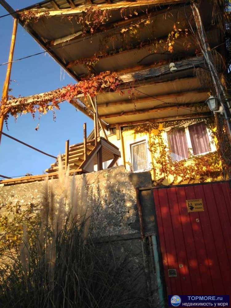 Продам дом с участком 4,2сот. . 2/3 дома, земля в собственности. Цоколь, этаж и мансарда.Две жилых комнаты, душ,... - 2