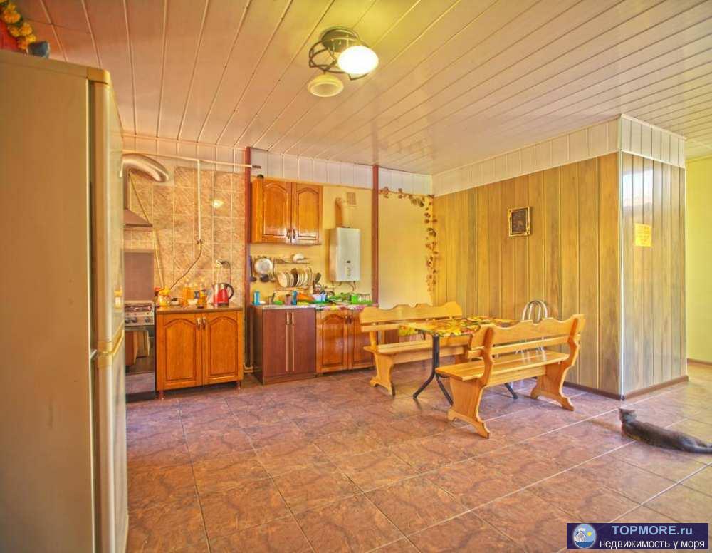 Продается домовладение в центре поселка. Первый этаж для личного проживания, 2 и 3 для сдачи, готовый бизнес 100%... - 1