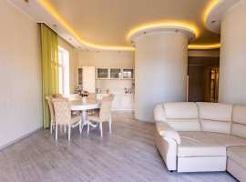 Продам отличную, очень просторную и светлую квартиру общей площадью...