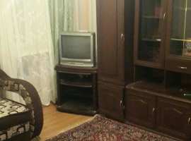 Высокий 1 этаж в цоколе расположены квартиры. Квартира теплая....