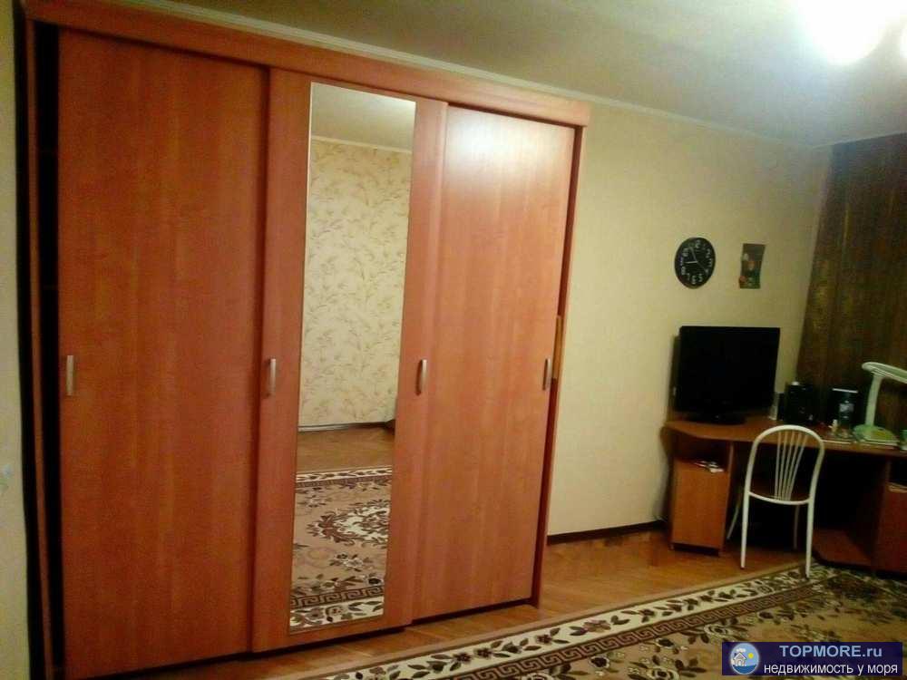 Уютная двухкомнатная квартира. Высокий цоколь. Очень тёплая квартира! На лестничной площадке по две квартиры,... - 1