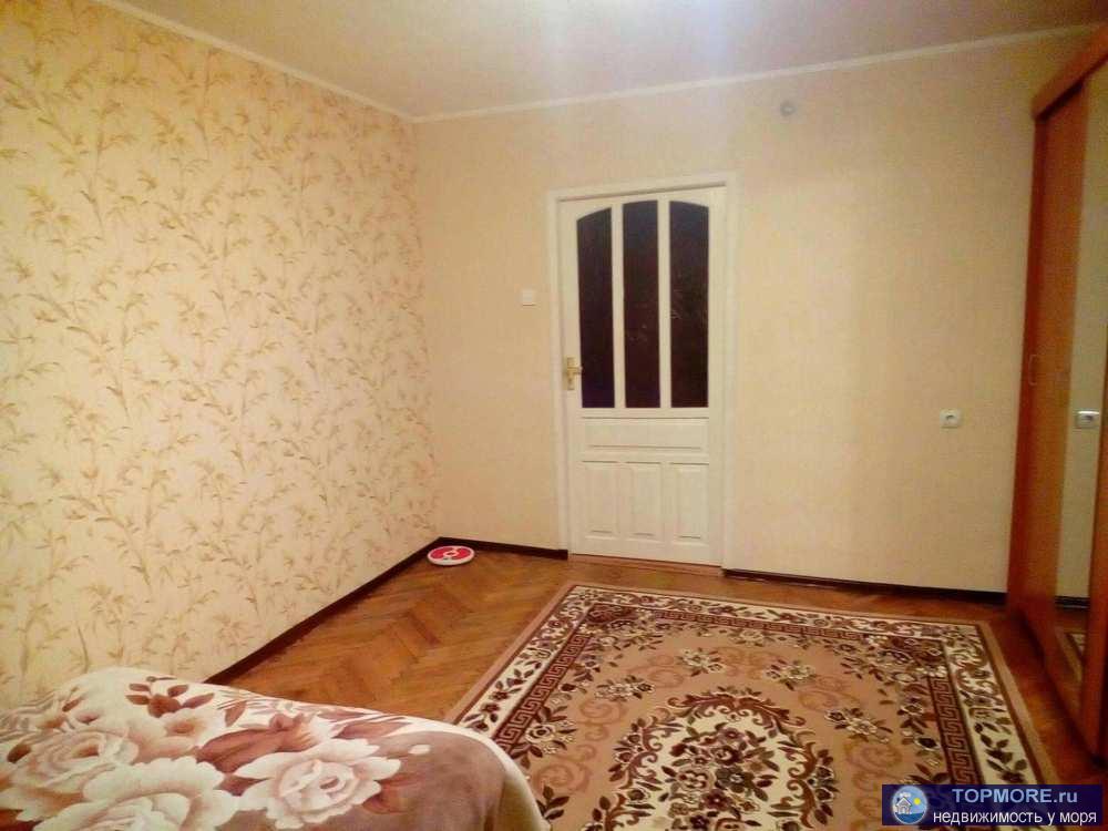 Уютная двухкомнатная квартира. Высокий цоколь. Очень тёплая квартира! На лестничной площадке по две квартиры,... - 2