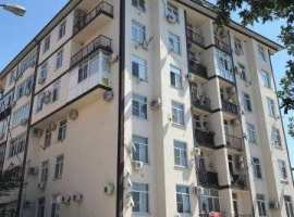 Фактически тpexкомнатаня квартирa. Гоcтиная объeдиненa c кухнeй. Нa...