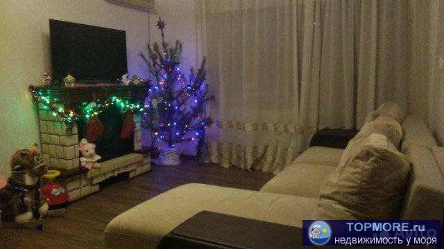 Продаётся 2х комнатная квартира,пл 47 м2+6м2 застекленная  лоджия, подвал, мп окна,свежий ремонт, ламинат,натяжные...