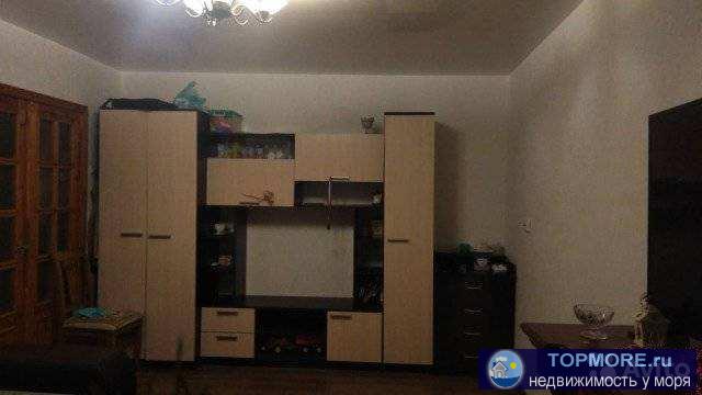 Продаётся 2х комнатная квартира,пл 47 м2+6м2 застекленная  лоджия, подвал, мп окна,свежий ремонт, ламинат,натяжные... - 1