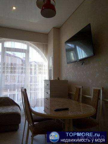 В жк 'Черноморский' продается квартира распашонка,с двумя сан. узлами, с кухни есть вид на море. Новый ремонт, мебель...