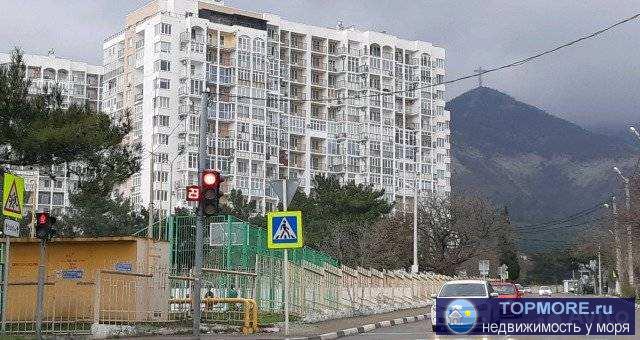    Продам новую квартиру в центре г. Геленджика Дом сдан и заселен.  До моря 4 минуты, спокойным шагом  Огороженная...