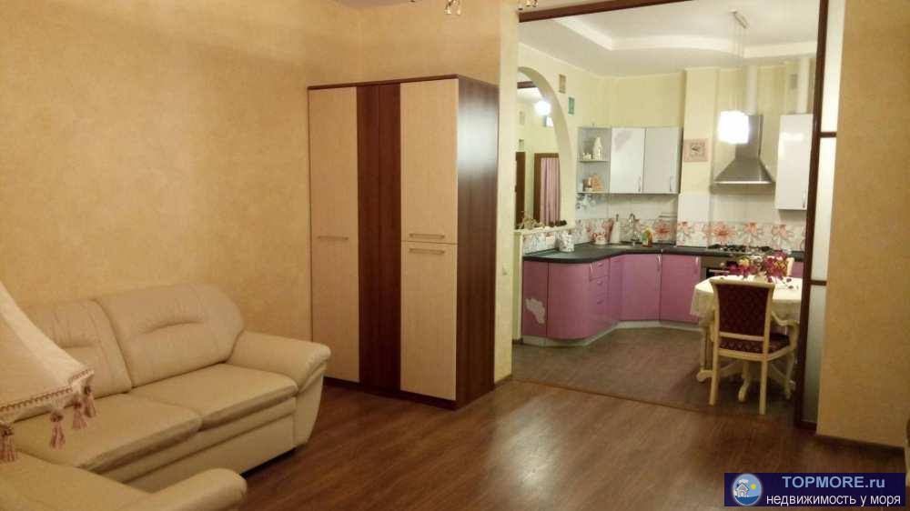 Продается 2 комнатная квартира по ул. Орджоникидзе на 4 этаже пятый мансардный. Кухня студия зал с витражными окнами...