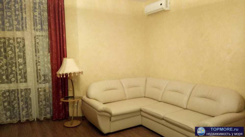 Продается 2 комнатная квартира по ул. Орджоникидзе на 4 этаже пятый мансардный. Кухня студия зал с витражными окнами... - 1