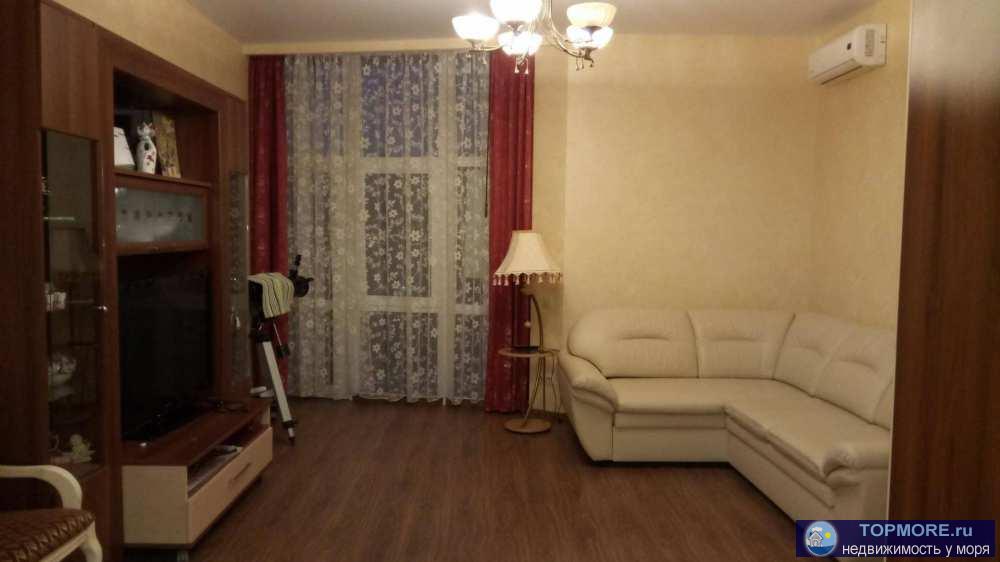 Продается 2 комнатная квартира по ул. Орджоникидзе на 4 этаже пятый мансардный. Кухня студия зал с витражными окнами... - 2