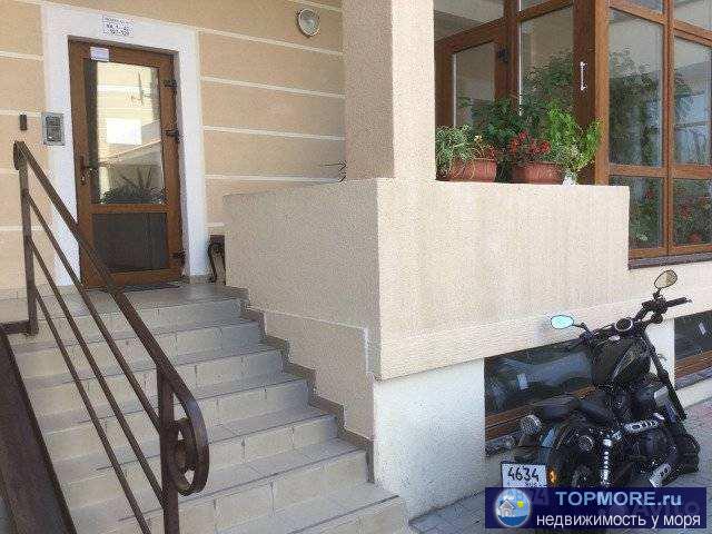 Отличная квартира . С качественным ремонтом и высоким потолками . В квартире кондиционер и встроенный кухонный...