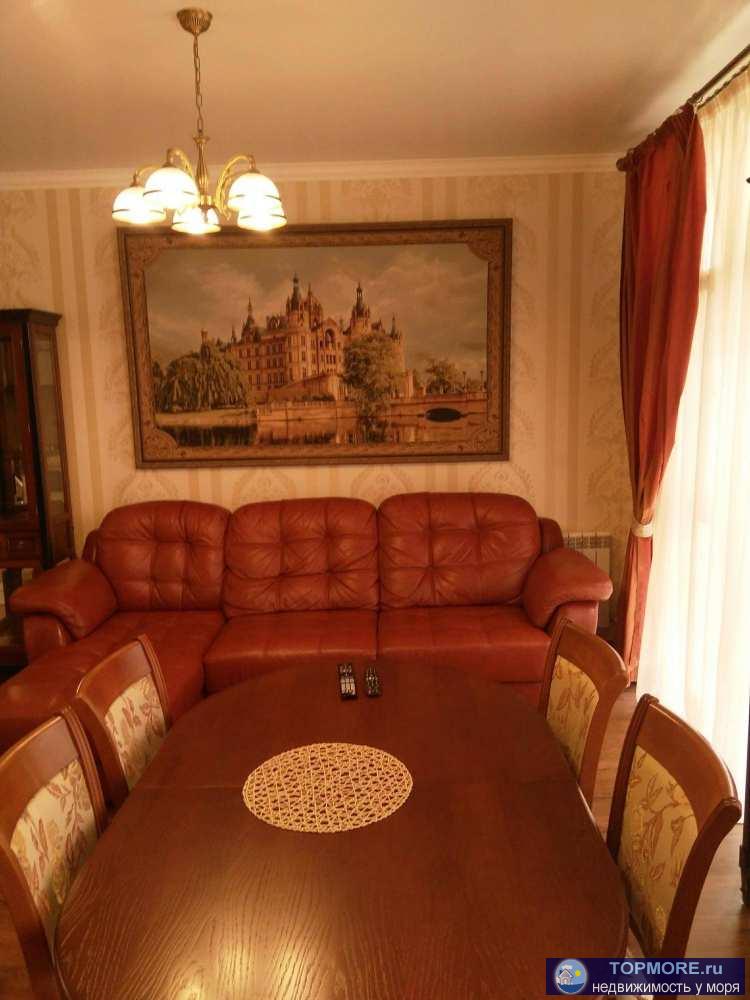 Дом расположен от центра в 5 минутах пешком. Квартира состоит из спальни 22кв.м., гостиная + кухня 35кв.м.,Сан узел +...