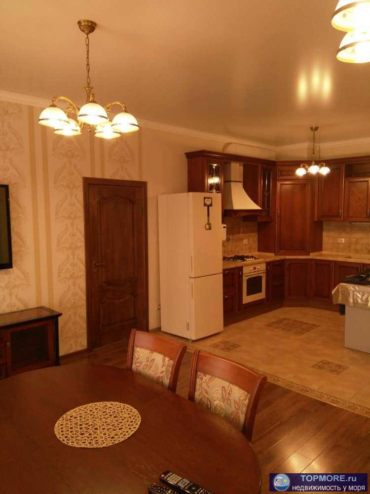 Дом расположен от центра в 5 минутах пешком. Квартира состоит из спальни 22кв.м., гостиная + кухня 35кв.м.,Сан узел +... - 1