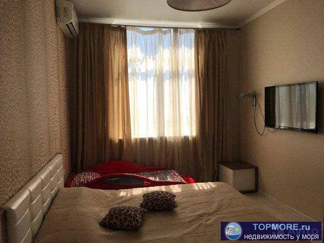 Фактически трехкомнатаня квартира. Гостиная объединена с кухней. На фото видно.  Большая квартира с дорогим,...