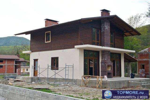 Продам коттедж 130 кв.м. на участке 5 соток в коттеджном поселке 'Красная Поляна'.  Планировка: - Гостиная с кухней;... - 1