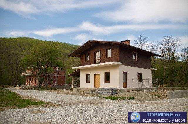 Продам коттедж 130 кв.м. на участке 5 соток в коттеджном поселке 'Красная Поляна'.  Планировка: - Гостиная с кухней;... - 2