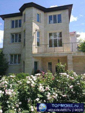 Дом жилой, в собственности. Три этажа и подвал.  На участке мини гостиница на 10 номеров.