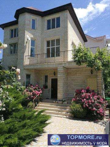 Дом жилой, в собственности. Три этажа и подвал.  На участке мини гостиница на 10 номеров. - 1