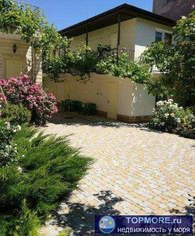 Дом жилой, в собственности. Три этажа и подвал.  На участке мини гостиница на 10 номеров. - 2