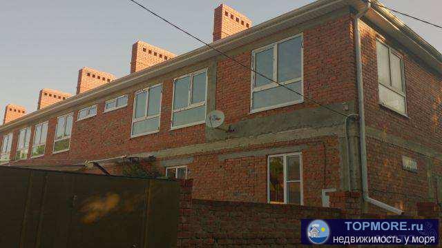 Продаётся 2-х этажный кирпичный  дом в черте города .  До моря 5 минут езды,  небольшая удаленность от центра...