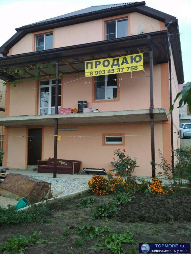 С балкона прекрасный вид на бухту Геленджика,в нижний этаж отдельный вход ,можно сдавать квартирантами.На всех этажах...