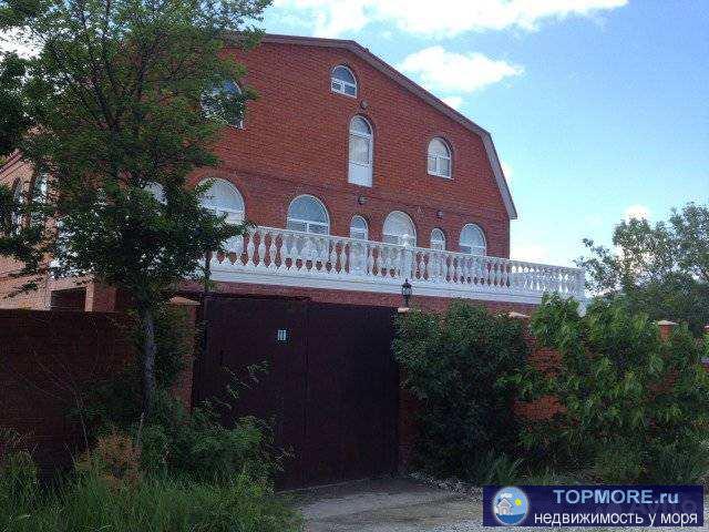 Собственность, возможность прописки. Восхитительный обзорный вид на морскую бухту Геленджика и горный хребет. Дом...