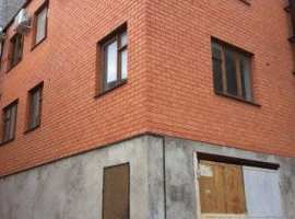 Нежилое помещение. Дом имеет два входа. Внутри на первом этаже...