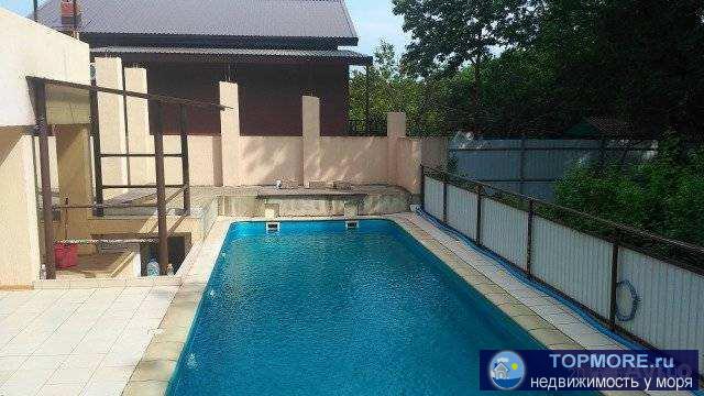 Продается участок с расположенными на нем двумя строениями: первый дом 3 этажа 160 м2, с ремонтом, заходи И живи....