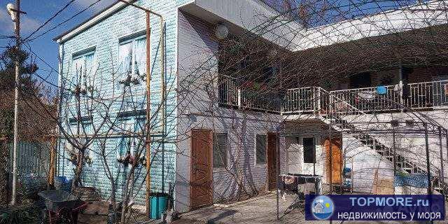 Продажа / Дома и коттеджи, Геленджик, улица Ленина, 21 000 000 р. Продается гостевой дом 350 кв.м. на 3,1 сотке земли на 19 номеров (13 четырехместных, 6 трехместных), большая... - 2