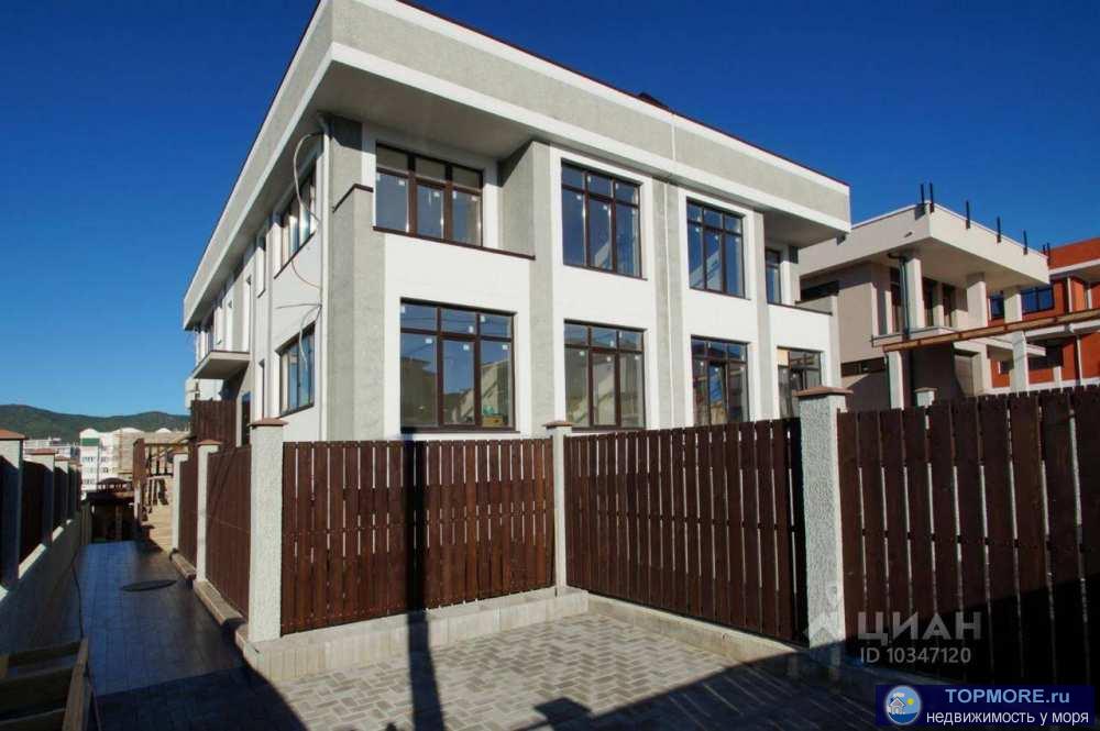 Жилой 3-этажный дом, площадью 180кв.м. плюс эксплуатируемая кровля 50кв.м. на участке 1,8сот. Дизайнерский проект с...