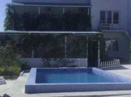 Продам дом в голубой бухте!до моря 15 минут пешком.есть номера для...