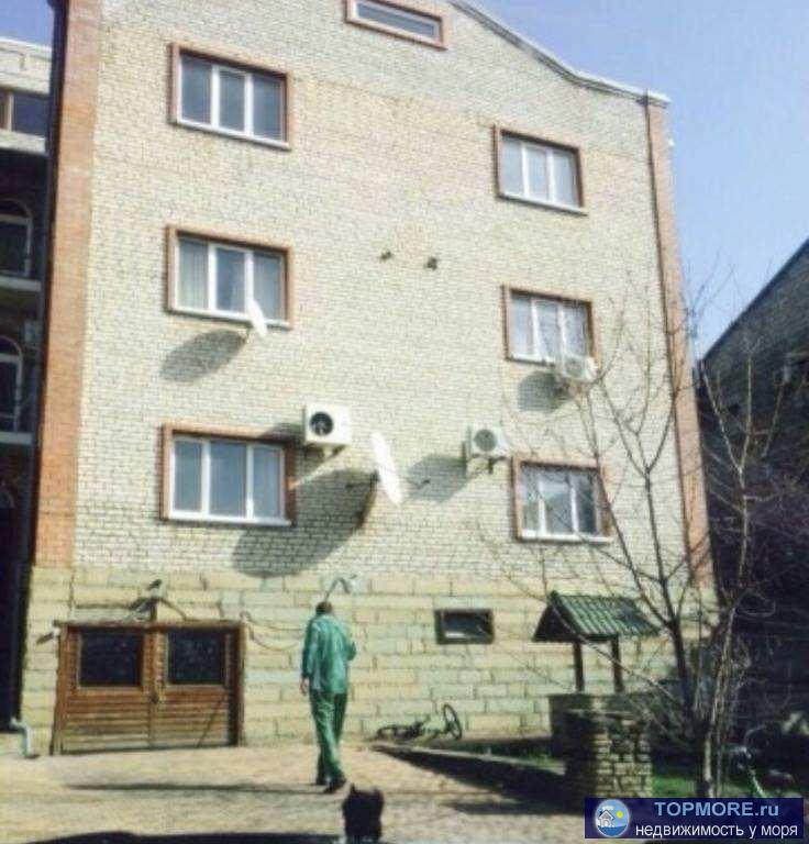 Продам дом в курортном городе Геленджик.   1 цокольный - гараж и комната.  3 этажа жилых.  На 1 и 2 этаже сделан... - 1