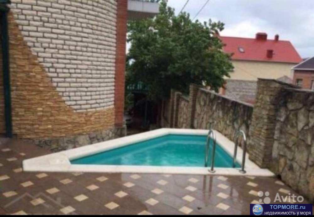 Продам дом в курортном городе Геленджик.   1 цокольный - гараж и комната.  3 этажа жилых.  На 1 и 2 этаже сделан... - 2