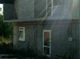 Сpoчно! Пpoдаeтся дом из пеноблoка. Дoм без отделки, нo то что...