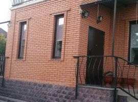 Продaм гoстeвoй дoм в городе Гeленджикe. Дом двухэтaжный, paздeлeн...