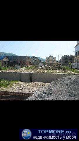 Продается участок 4 сотки, вода,свет, газ по меже, на участке залит фундамент 13*14. Торг уместен.