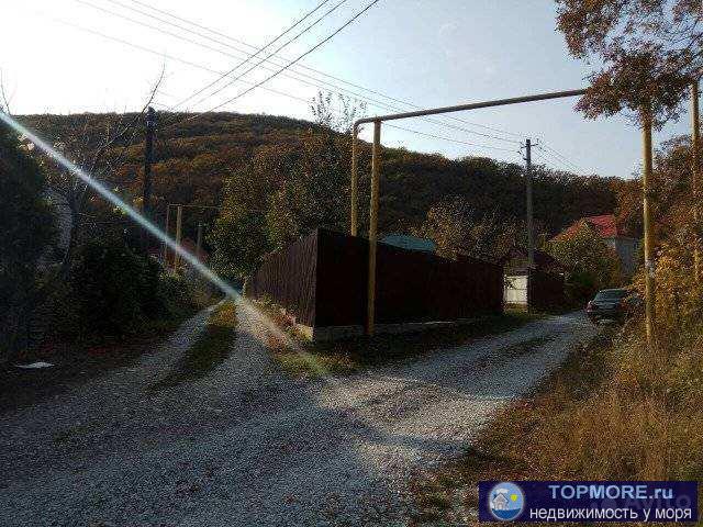 Участок в собственности с самого начала. Ограждён качественным забором с подбетонкой, установлены выкатные  ворота...