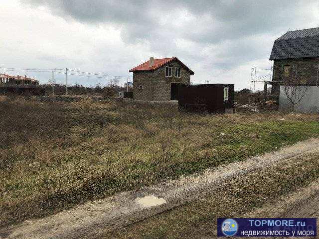 Есть вода, свет и газ. Залиты сваи под забор, есть вагончик. Рядом находятся церковь и гольф клуб. К 2020 г. будет... - 2