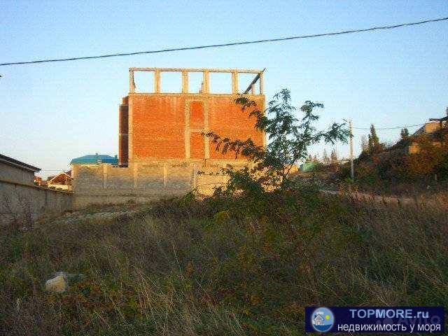   Угловой участок, не затенен не загорожен, рядом строится храм, рядом стадион, бассейн, школа, аэропорт. Все документы