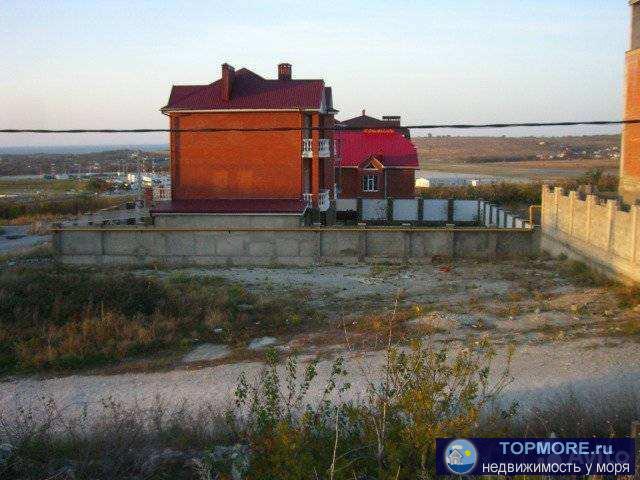   Угловой участок, не затенен не загорожен, рядом строится храм, рядом стадион, бассейн, школа, аэропорт. Все документы - 1