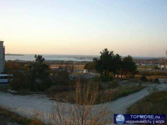   Угловой участок, не затенен не загорожен, рядом строится храм, рядом стадион, бассейн, школа, аэропорт. Все документы - 2