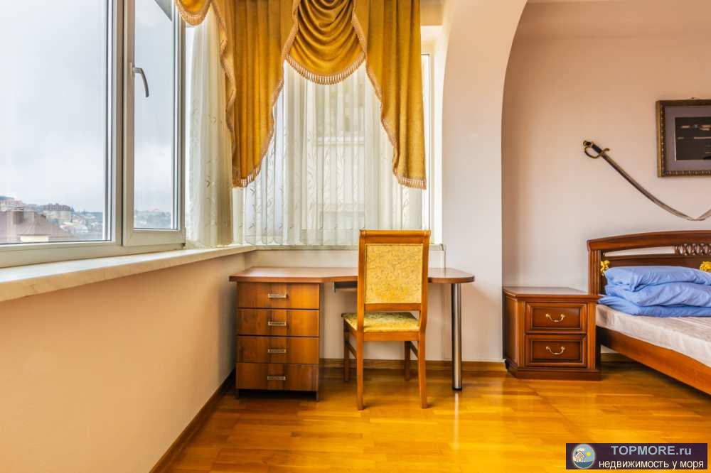 Великолепная квартира ,просторная с шикарным видом на город и море ,огромная кухня гостинная и две комнаты ,к...