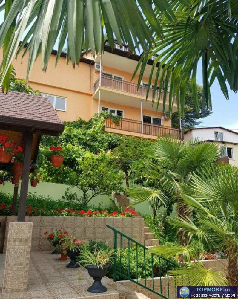 Продаю 3-х этажный дом с бассейном в центре Сочи! Просторная кухня-гостинная, 3 спальни, винный погреб, бойлерная,...