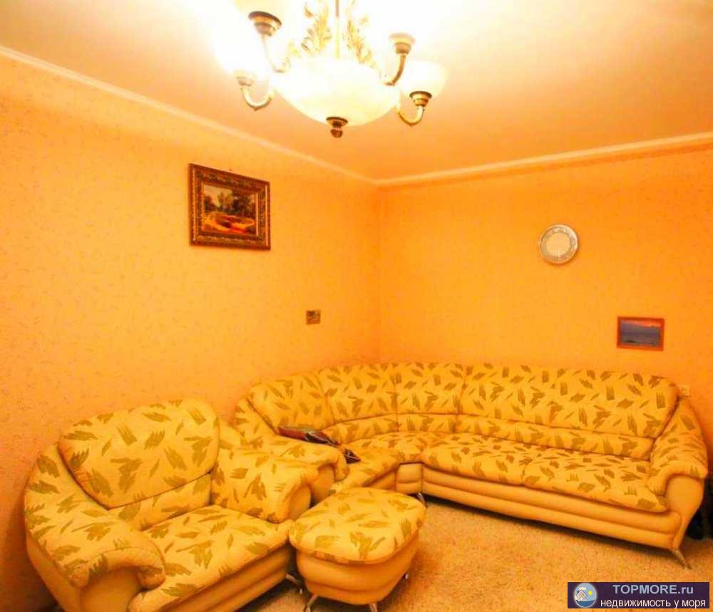 Продам просторную полноценную трехкомнатную квартиру в самом центре Сочи. Две спальни, большая гостиная, кухня,...