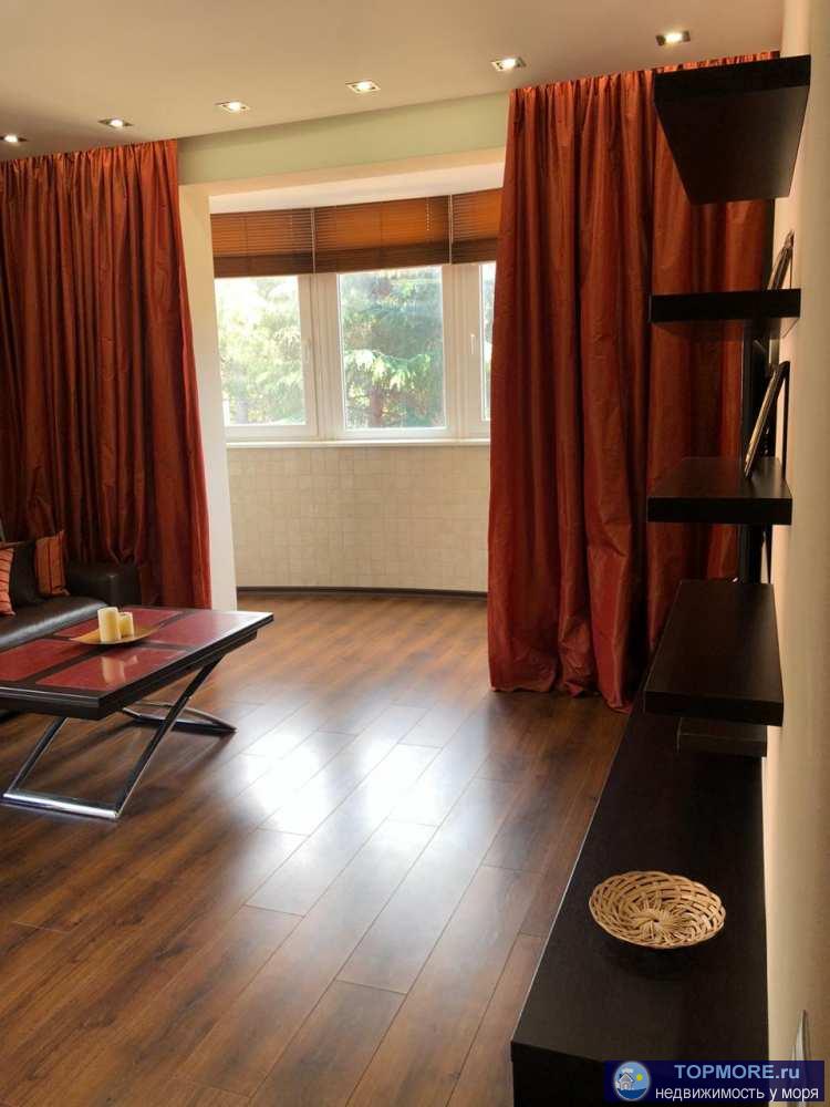 Продаю элитную трехкомнатную квартиру. Центр города, закрытая территория с паркингом. Квартира распланирована в две...