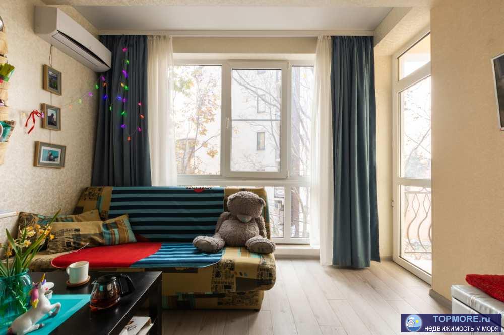 Светлая квартира в оригинальном исполнении в два уровня ,качественный ремонт ,великолепный вид на море ,открытый...