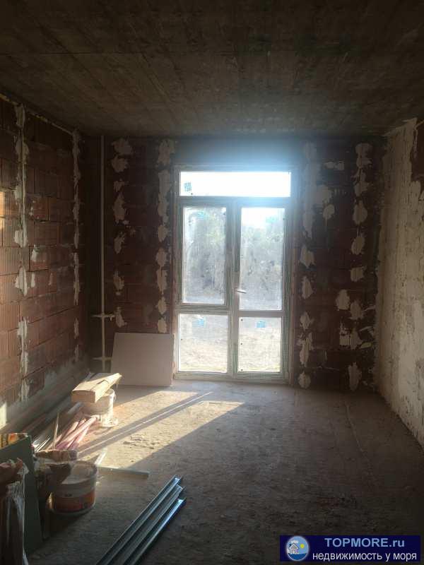 В сданном доме. Два окна, удобно планируется, проходное место всё рядом, инфраструктура города, магазины, остановка в...